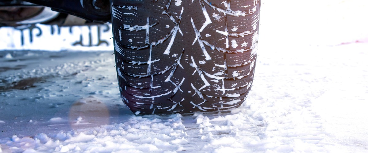 Bild zeigt Reifen im Schnee verlinkt auf Blogbeitrag Mit Sommerreifen durch den Winter?