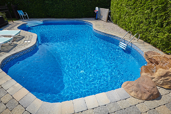 Fester Swimmingpool im Garten – wie versichert?